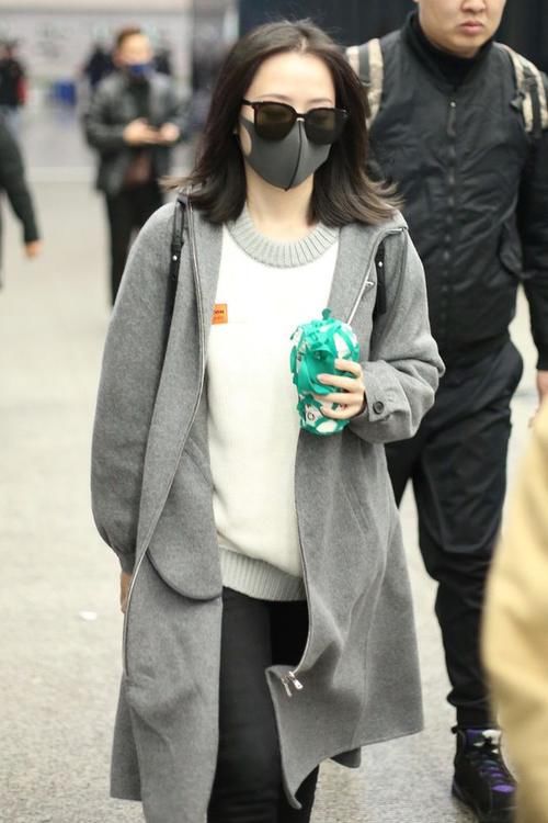气质|女歌手低调走机场，灰色大衣潇洒干练，气质范十足