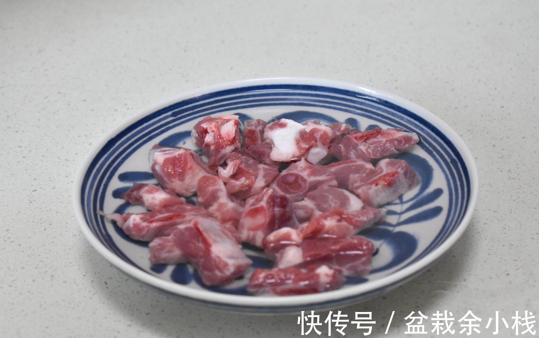 南瓜排骨|这菜实在太简单了，一拌一蒸软糯嫩滑，营养不上火，秋季吃正合适