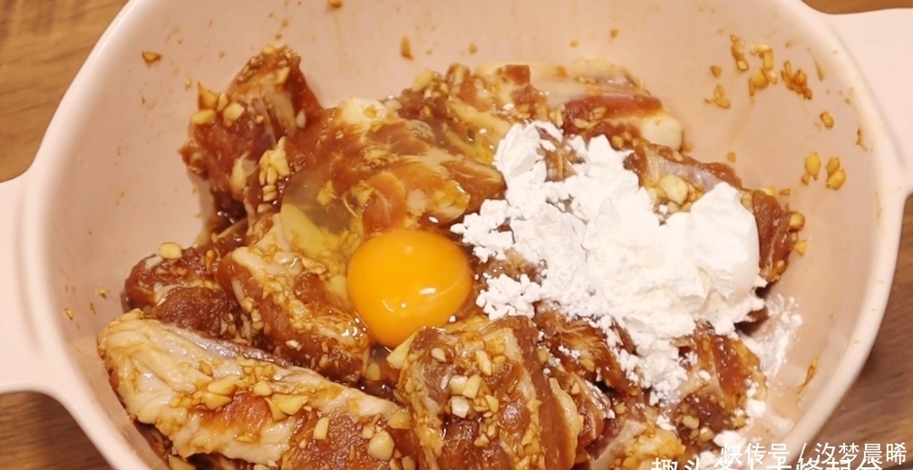 大人|蒜香排骨,外酥里嫩,香到骨头里,看得直流口水,大人小孩都爱吃