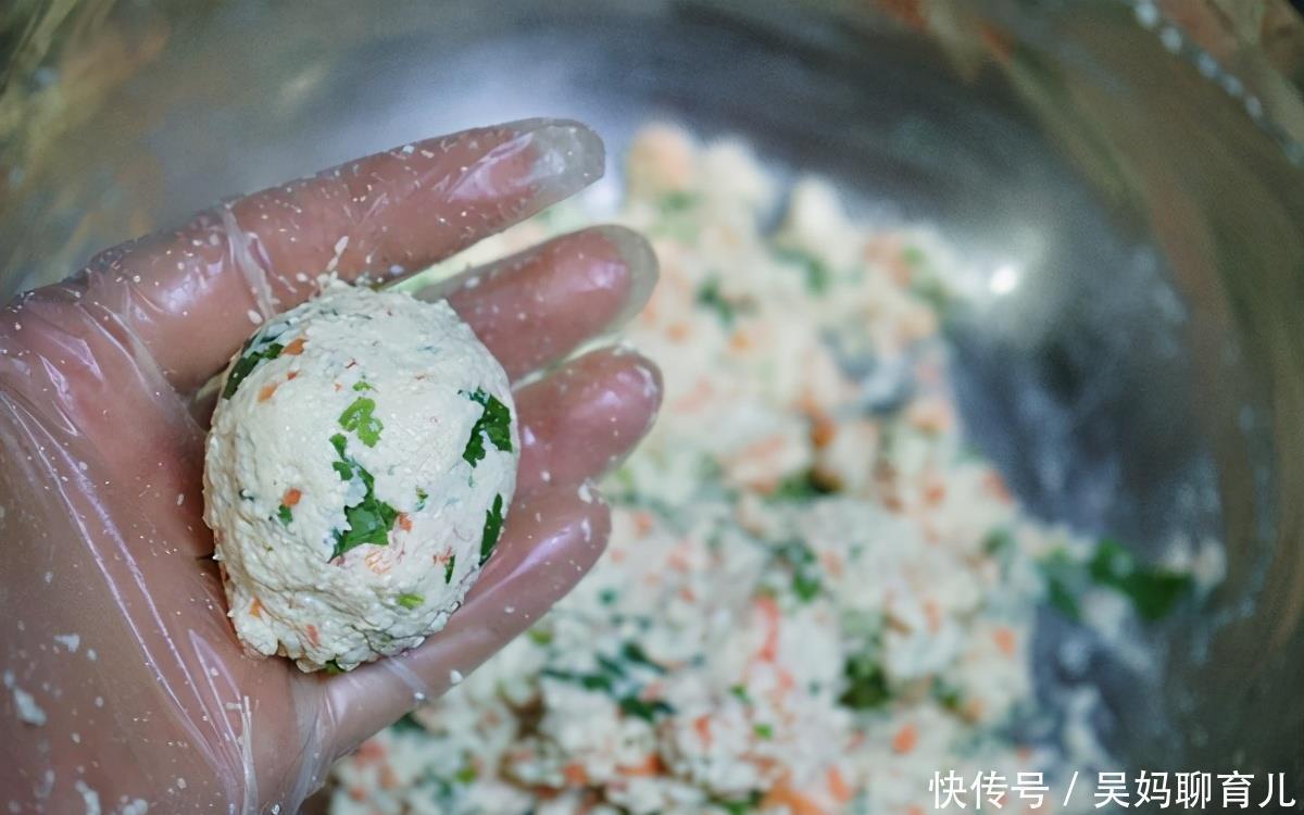 豆腐别总炖了,做成豆腐饼,酸甜软嫩,刚上桌分分钟就吃光了