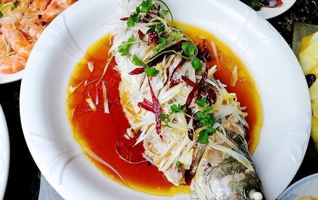 夜饭分享给|儿子领女友回家过年,看看妈妈做的年夜饭,网友这是想当婆婆了