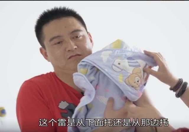 新手爸爸半夜总摸孩子,妈妈好奇询问为啥,爸爸的回答笑翻众人