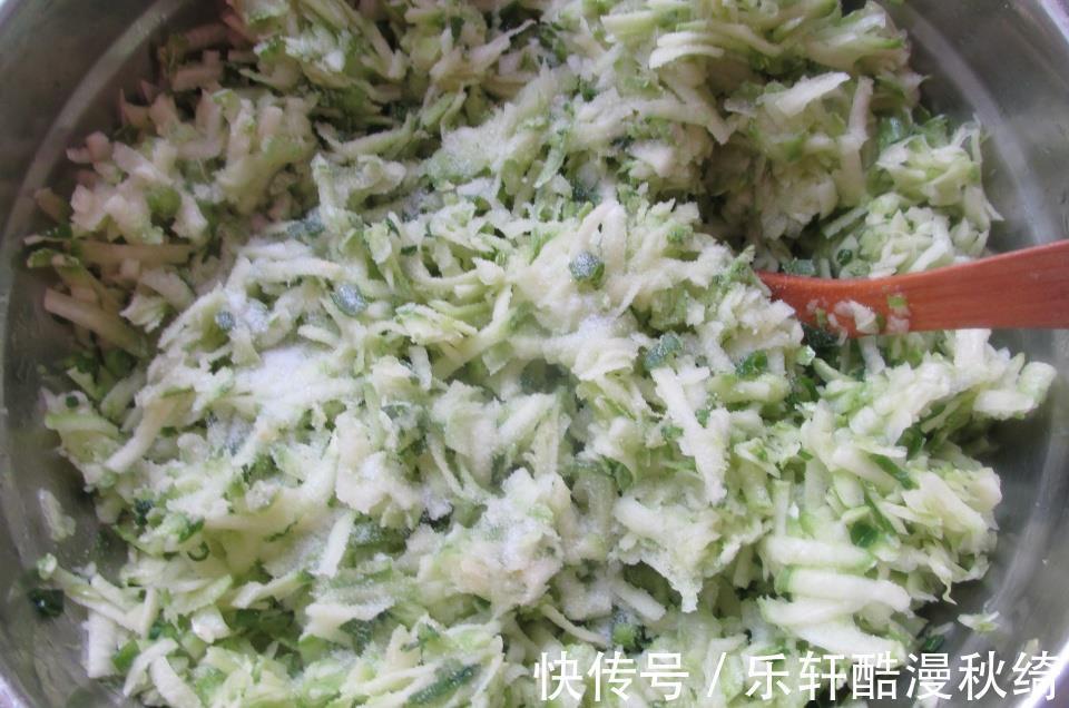 馅料|入秋后包饺子,萝卜白菜靠边站,这个菜鲜美好吃棒极了,别错过