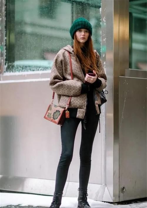 今年靴子裹“无痕裤”的穿法火了,配大衣、羽绒服都好看,真时髦