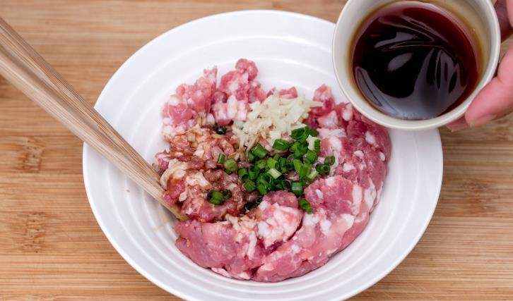 香气扑鼻|调肉馅去腥,用料酒大错特错,多做2步,肉馅无腥味,又香又嫩