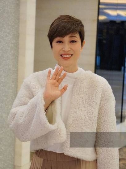 陈法蓉是气质型美女，穿彩色毛衣搭西裤，53岁也一样漂亮！