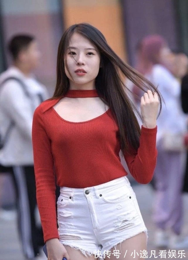 高跟鞋|姐姐这样穿太迷人,修身上衣搭配热裤,减龄舒适有魅力