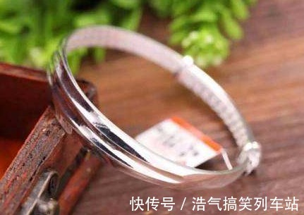 银手镯脏了不在烦恼，学会这几招，比银饰店洗的还干净