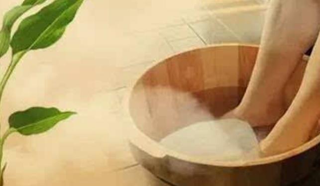祛湿|深秋要开始泡脚了，在泡脚水里加2物，祛湿驱寒，身体暖暖的
