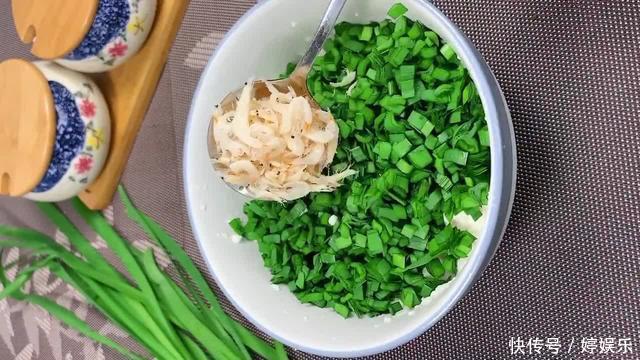  韭菜不要再炒着吃啦！试试炸韭菜丸子，外酥里嫩飘香四溢