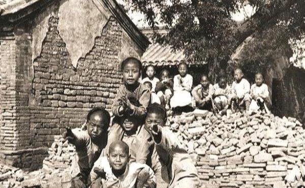 离散|70年前,一个小学生目睹燕子离散的结局,他到底怎么死的?