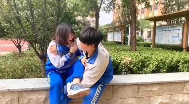 男孩|“最强直男”火了,与女同学打闹,气急败坏抱摔女同学,网友笑翻