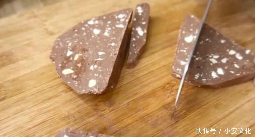 网红挑战吃30斤的巧克力,最后却“翻车”了吃不了改成喝