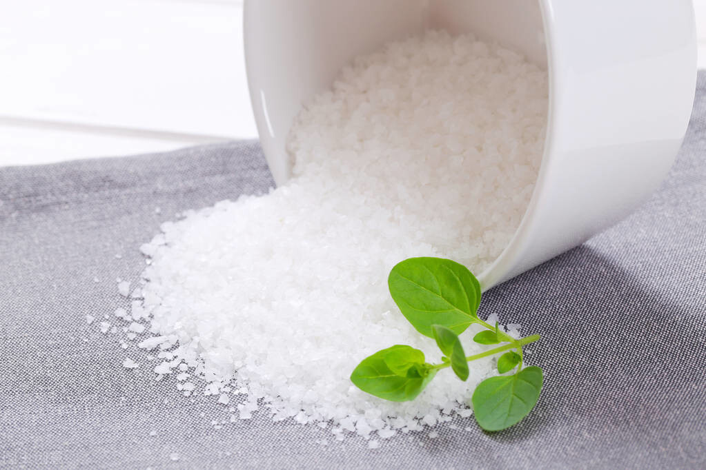 “盐”多必失？不吃盐，危害更大！