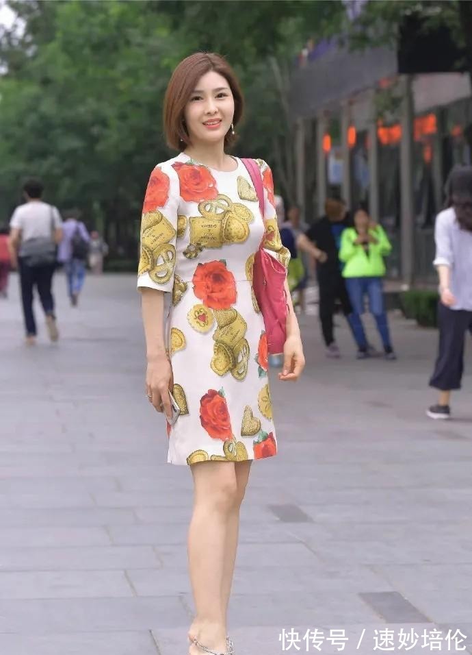 服饰|时尚减龄的连衣裙，搭配精致有型的高跟鞋，清新自然又温柔