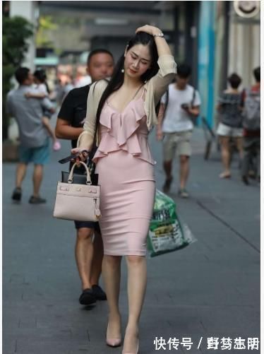 荷叶|美女穿搭:粉色吊带裙搭配短款开衫, 优雅大气, 气质感十足