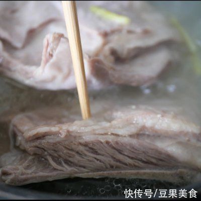 孜然烤羊排这样做，隔壁小孩都馋哭了