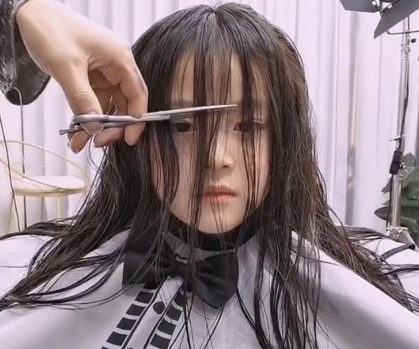 长发|小女孩剪了款超短发后,居然可爱到让人另眼相看,女生:实在可惜