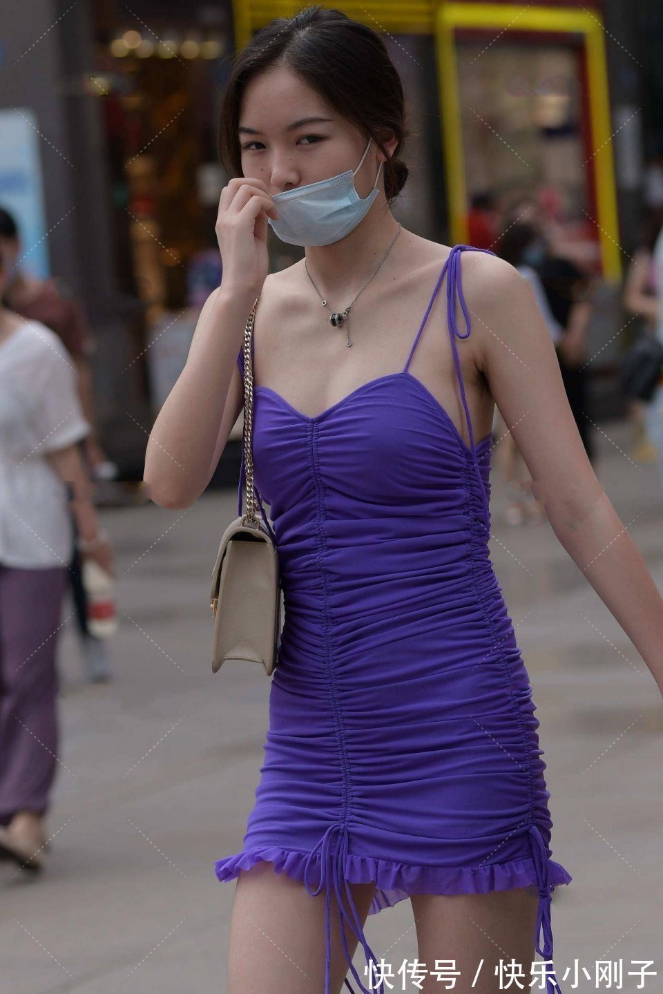 小姐姐 高挑又微胖的小姐姐,走到哪里都很漂亮,因为她的穿搭很时尚