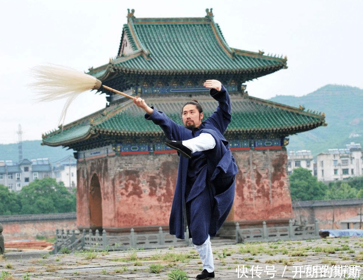 寺庙中的和尚全都是大胖子,道士一个比一个消瘦,您可千万别误会