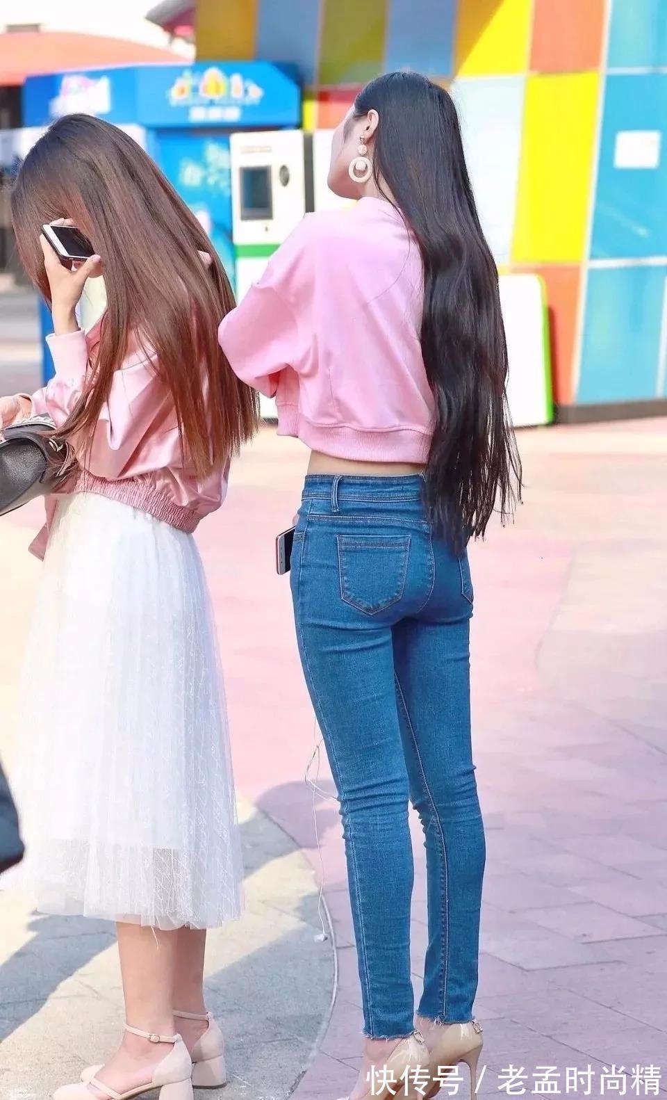 大长腿 街拍: 粉色长袖衫搭蓝色牛仔裤的大长腿美女, 迷人的长发很淑女!