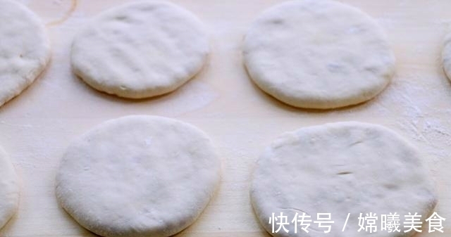 猪肉白菜馅儿饼上桌就被抢光，因为她是这么给猪肉去腥的