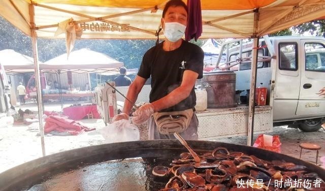  大叔集市卖暗黑美食一天百碗，外地人难下咽，本地人一天不吃就想