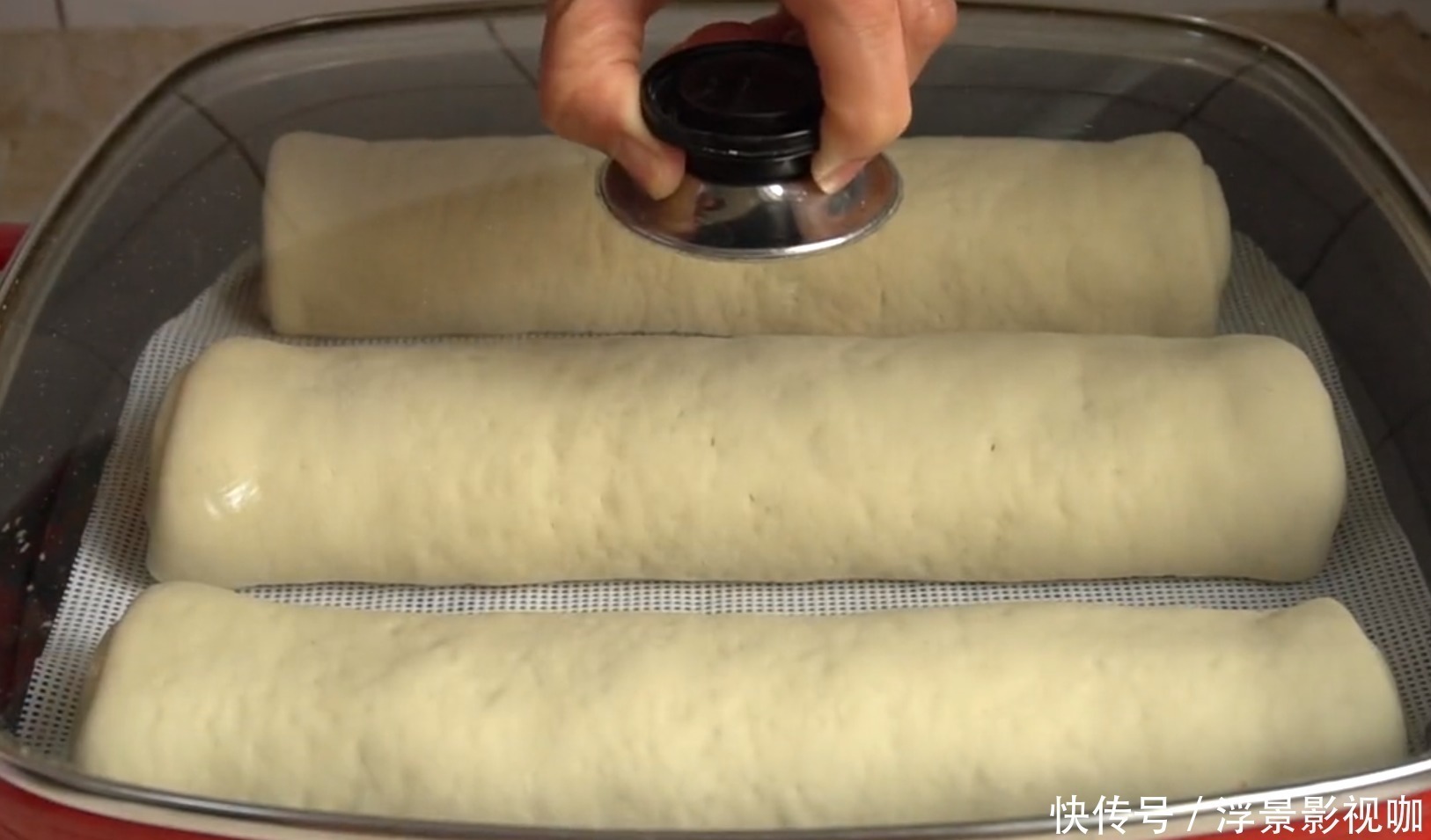 不会做包子没关系,老左教你懒人做法,双手一折一卷,比包子还香