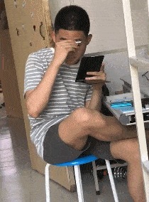 |搞笑GIF趣图:最近手头紧,看什么都像百元大钞!