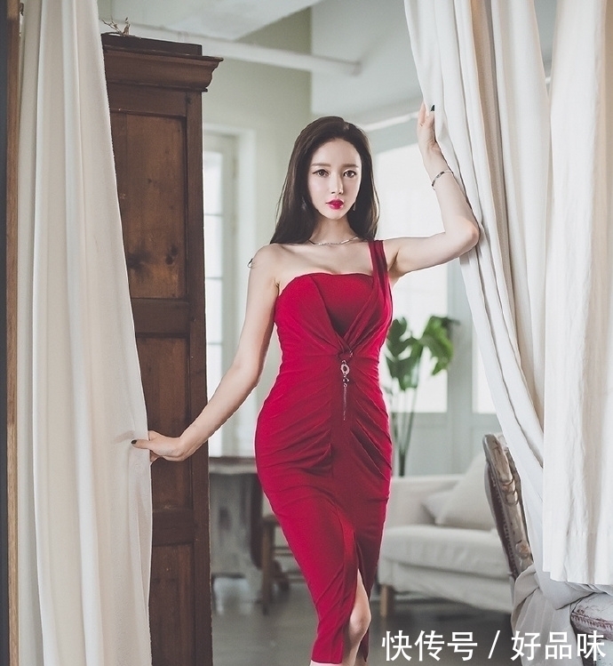 美女街拍清纯可人的小姐姐,气质优雅,穿出窈窕精致的美感