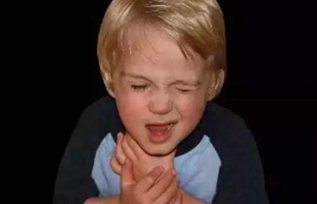 海姆立克|宝宝异物卡喉别拍背部!救人无数的海姆立克急救法一招搞定!