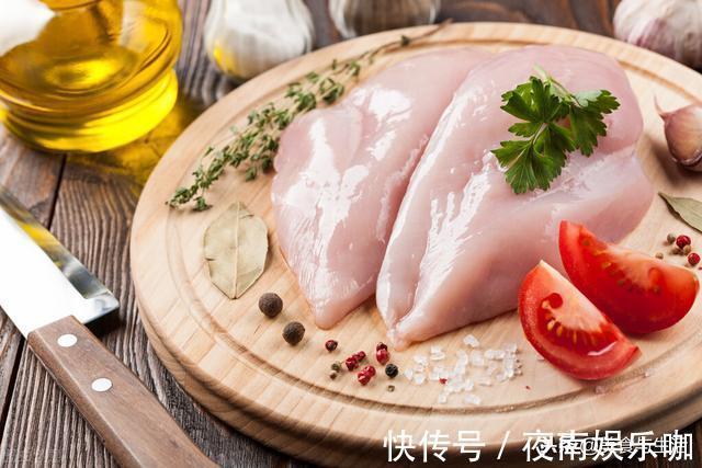 美味|鸡胸肉别只会水煮，这样做成减肥早餐饼，不加一滴油，美味又饱腹