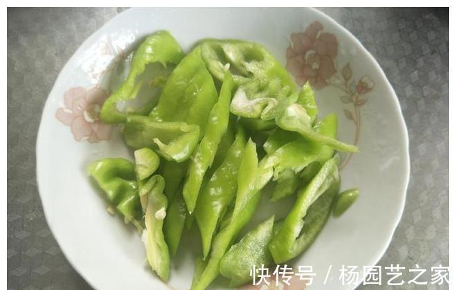 下饭|西红柿新吃法，加入菜花和辣椒，香辣下饭，吃的汤都不剩