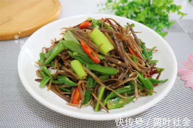 芥菜|这款开胃小咸菜，北方人餐桌上常见，炒一次吃几天，香辣下饭