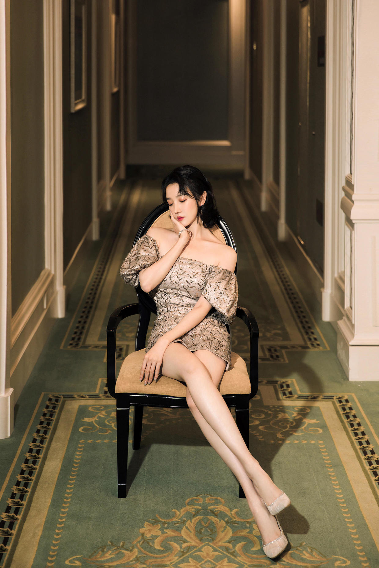 短裤|陈小纭为减龄又“费心思”了,宽松针织衫配绿色短裤,又美又耐看