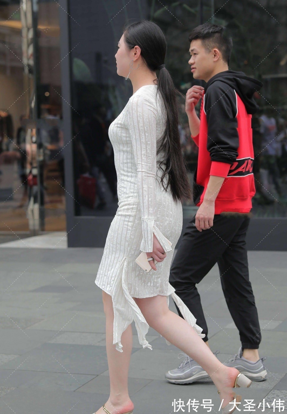体态|美女街拍:如果说女人像水,那么这美女就可以水滴石穿!呈现出不一样的味道