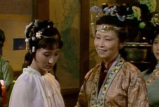 林黛玉@黛玉和宝钗同向王夫人撒娇,王夫人态度不一,这对比太明显了