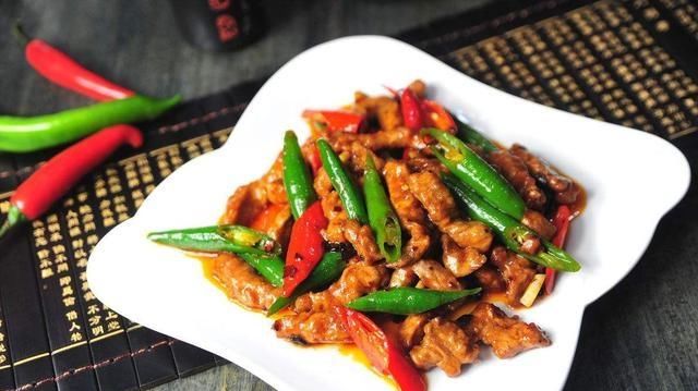 辣椒炒肉有三个小技巧，学会后做出的辣椒炒肉既营养又入味