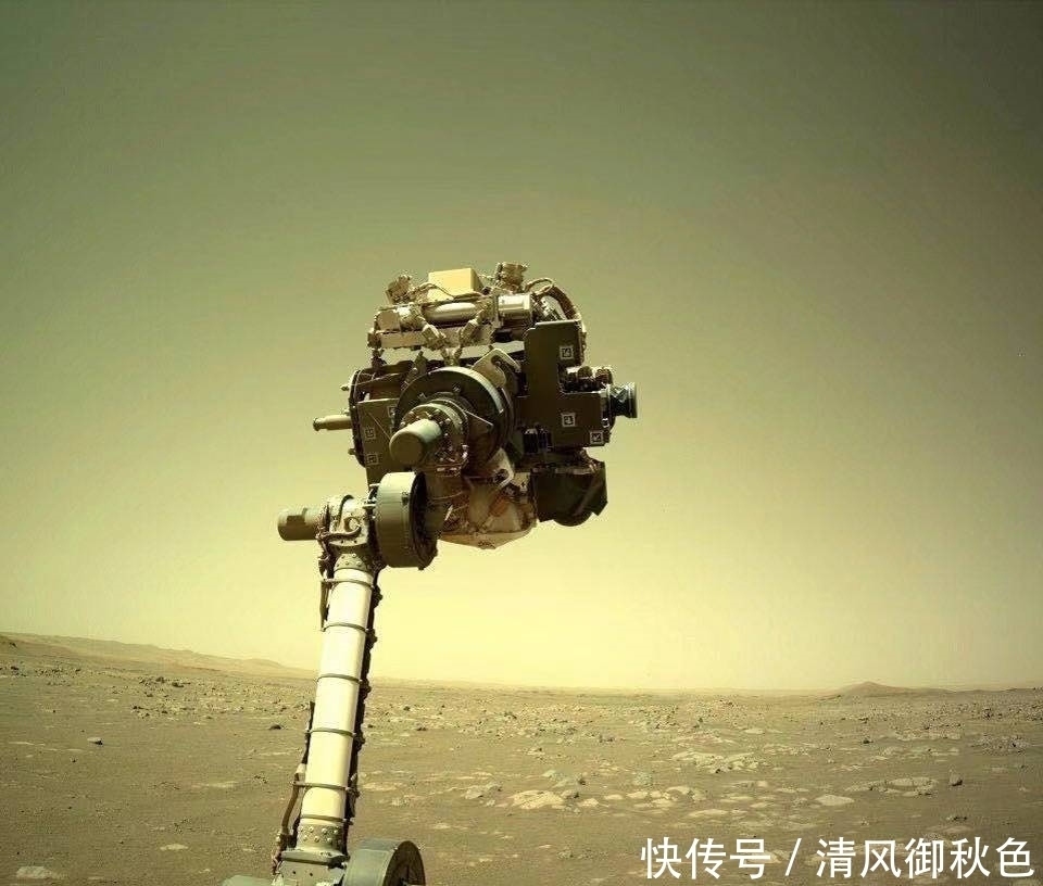 NASA 「毅力号」火星车检查机械臂的照片