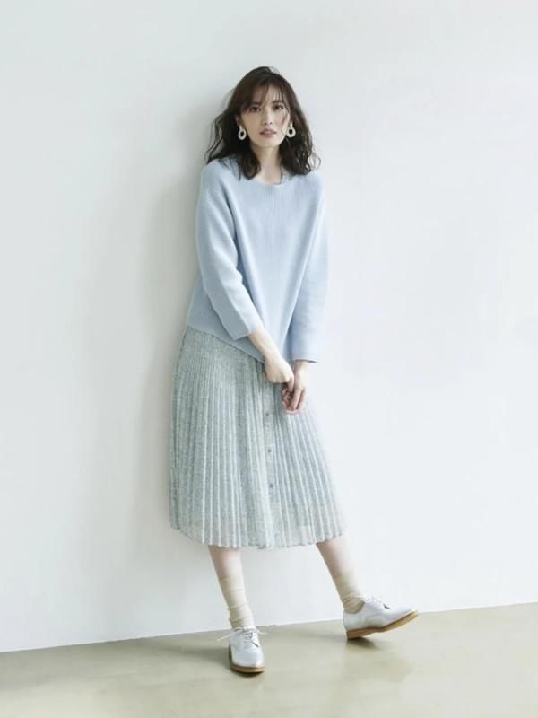 蓝色系才是早春流行色，时尚博主的“气质蓝”穿搭，令人眼前一亮