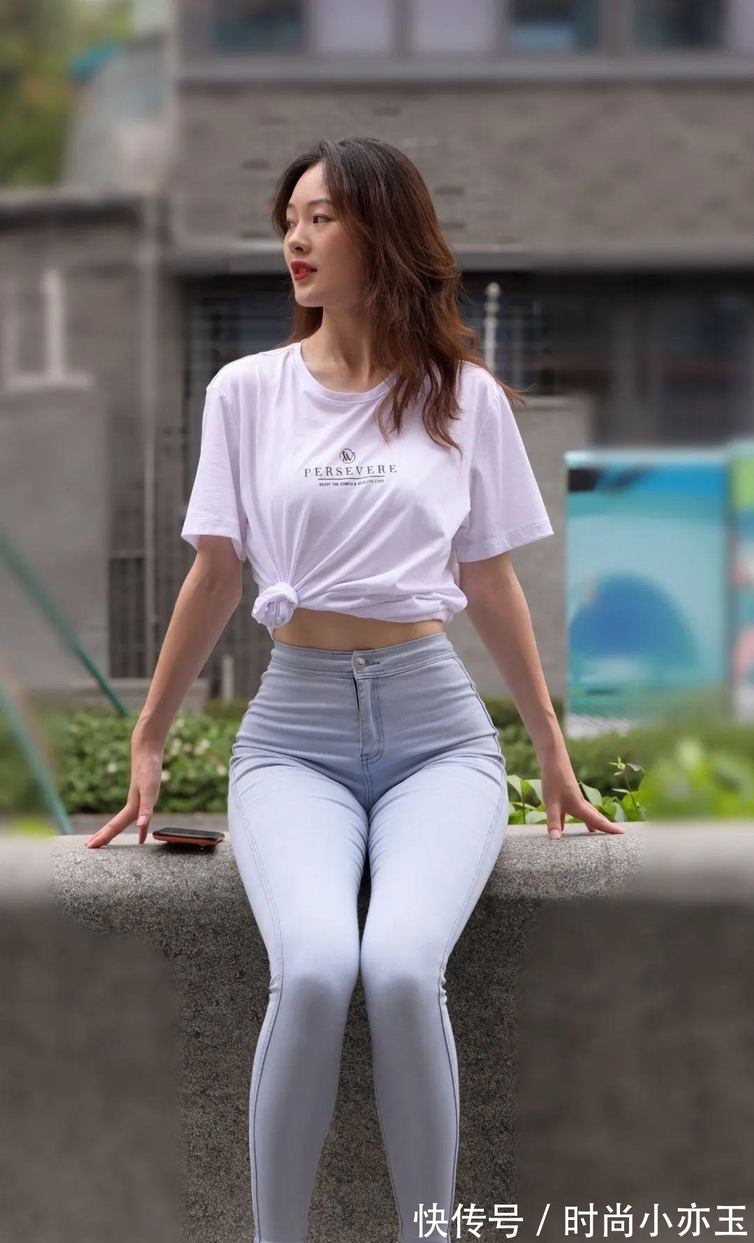 小姐姐 紧身牛仔裤搭配白T真显活力,让小姐姐充满了少女感