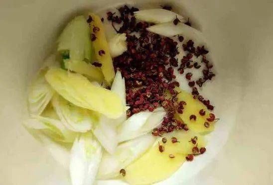 馅料|调肉馅时,有人先加水,有人先加油,顺序弄错,饺子吃着不鲜不嫩