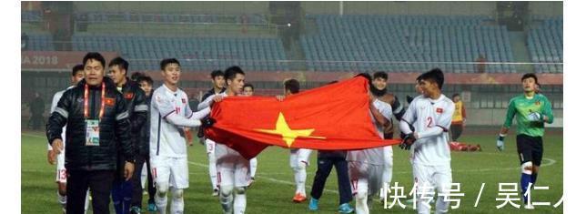 李霄鹏|2-1!中国队拒绝摆烂,欲送越南八连败,李霄鹏祈祷澳大利亚输球