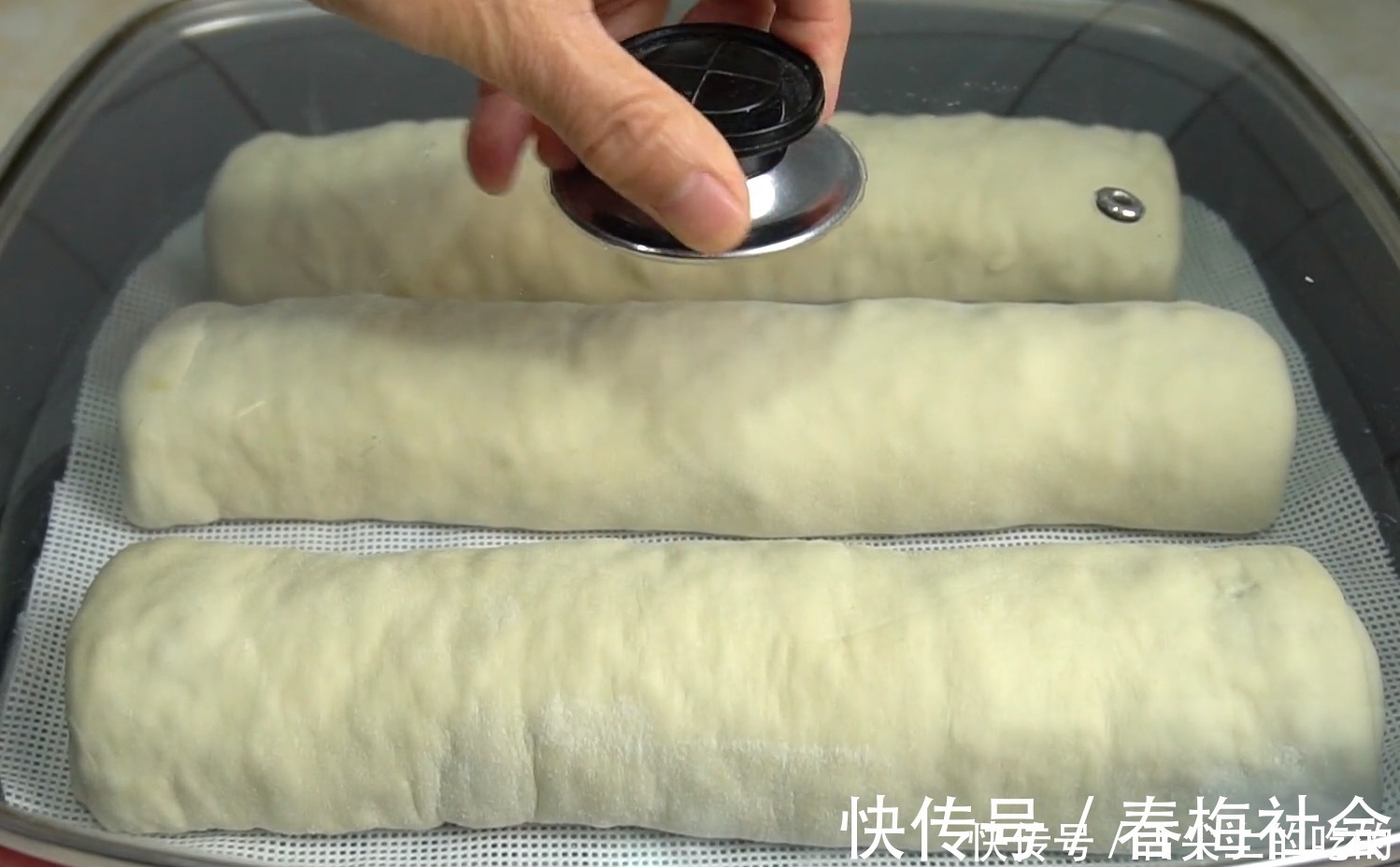 白菜这样吃真过瘾,不发面不烫面,一折一卷就搞定,比包子还好吃