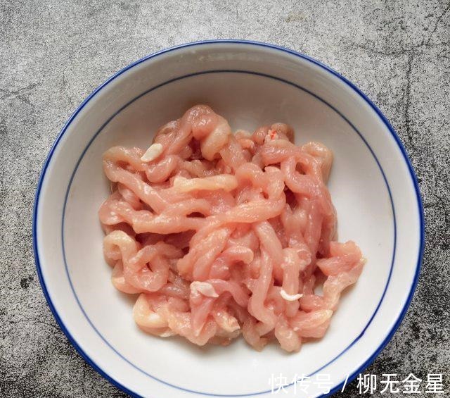 芹菜|芹菜肉丝蒸卤面，肉丝香嫩，芹菜色泽漂亮！