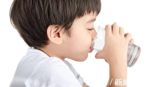 药品|3岁孩子误吃502胶水,妈妈这应急办法,医生:平时没少学习