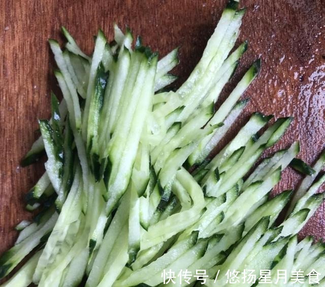 鲜嫩|和我一起做凉拌皮蛋黄瓜,不仅脆爽鲜嫩,更是让你畅享美味时光!