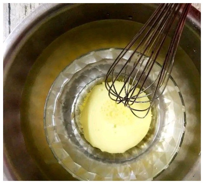 小孩嘴馋想吃蛋糕,没有淡奶油,妈妈用这个方法,酸酸甜甜更美味