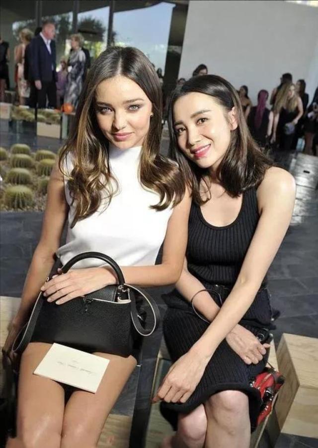 针织衣|潘晓婷穿粉色职业西装参加活动,身材高挑有气场