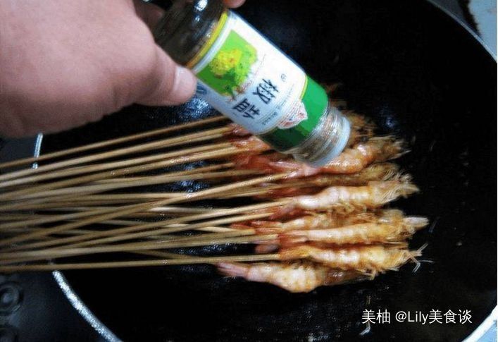 虾别再煮着吃了,我换种做法外酥里嫩,老公一口气干掉一盘,佩服